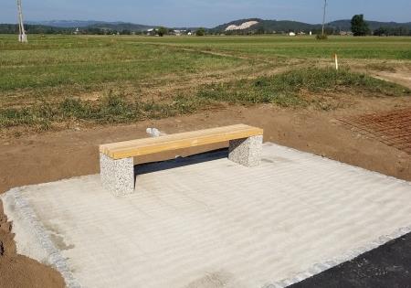 Postavitev klopi ob kolesarki na Dolenje jezero 01 Foto Boštjan Otoničar